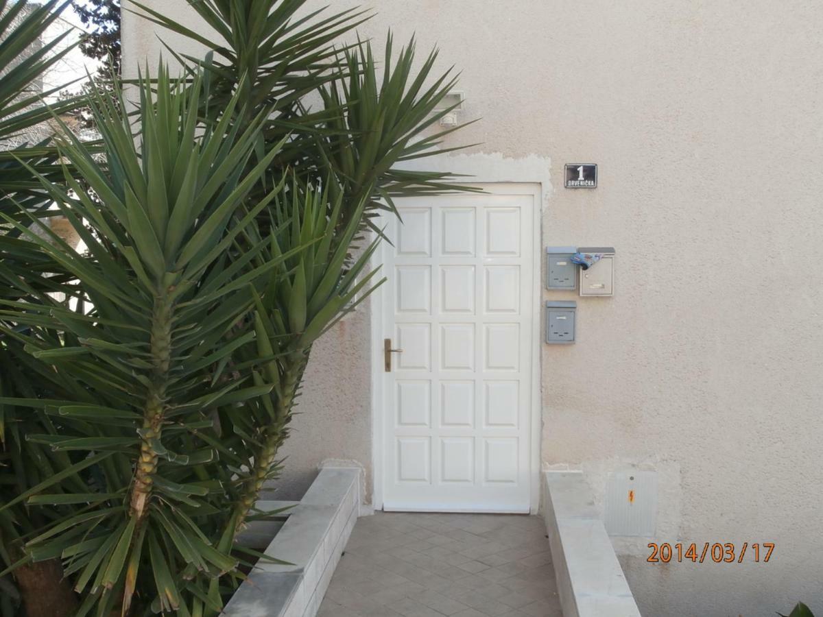 Apartment Studio Mia-Beach In Split Bagian luar foto