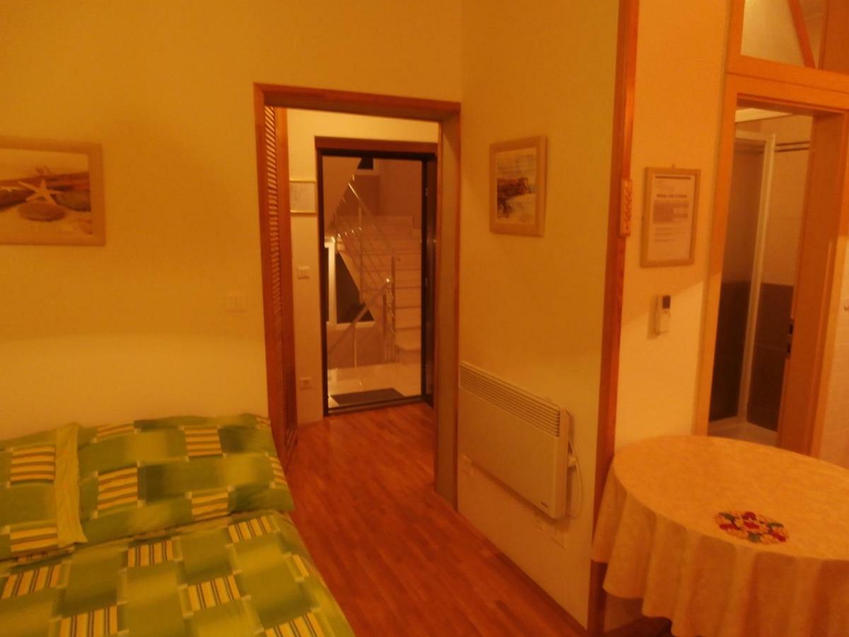 Apartment Studio Mia-Beach In Split Bagian luar foto